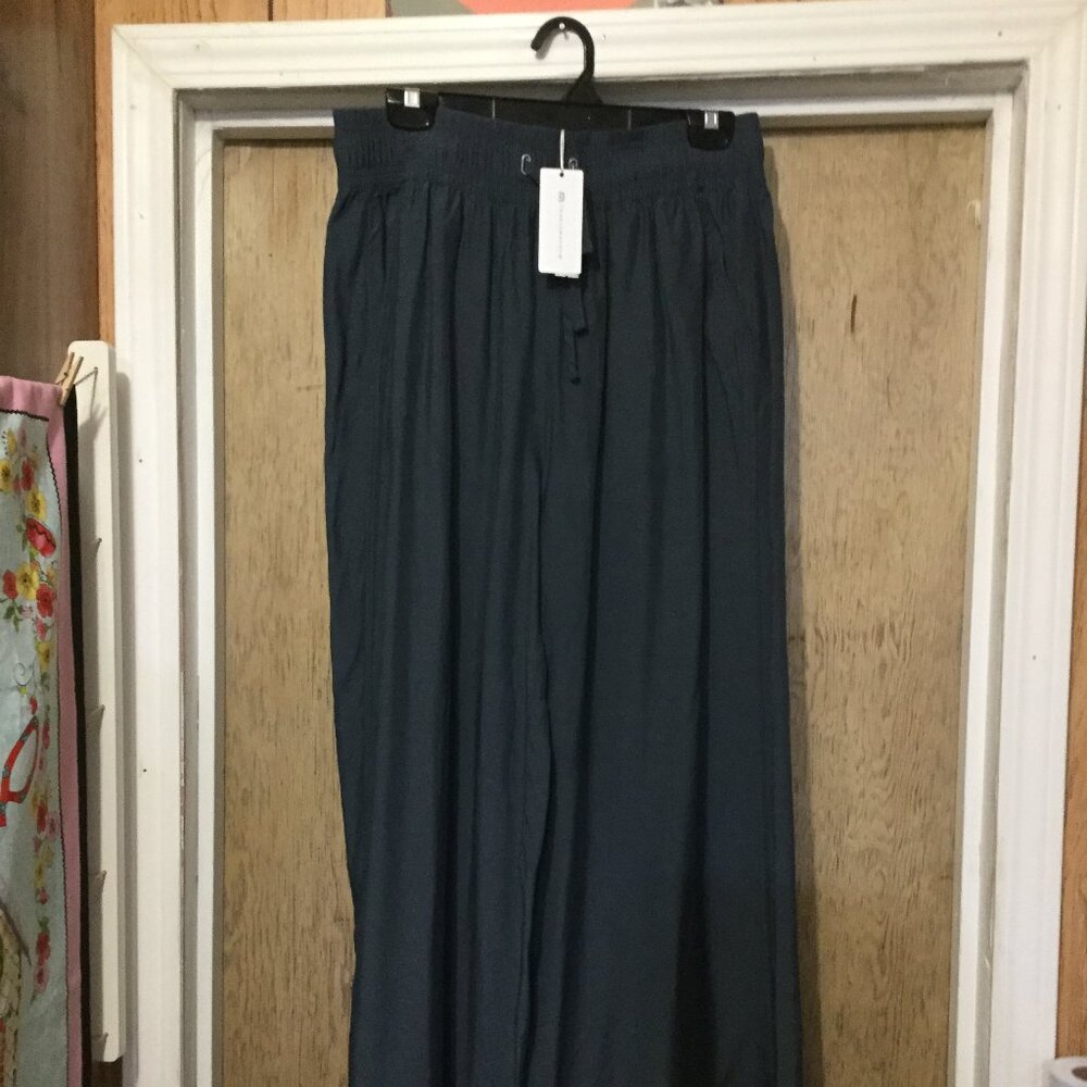 NWT Travis Mathew wide leg pull on Savana pants blue in color size large